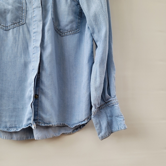 Bella Dahl Chambray Blouse Size Medium Blue Split Back Roll Tab Sleeves Coastal - Picture 7 of 16